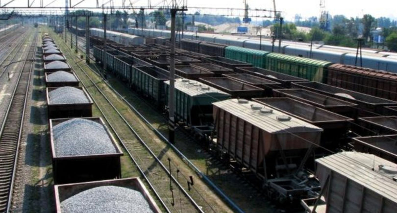 Фото – «Укрзалізниця» угрожает ограничить отправку грузов на АМКР