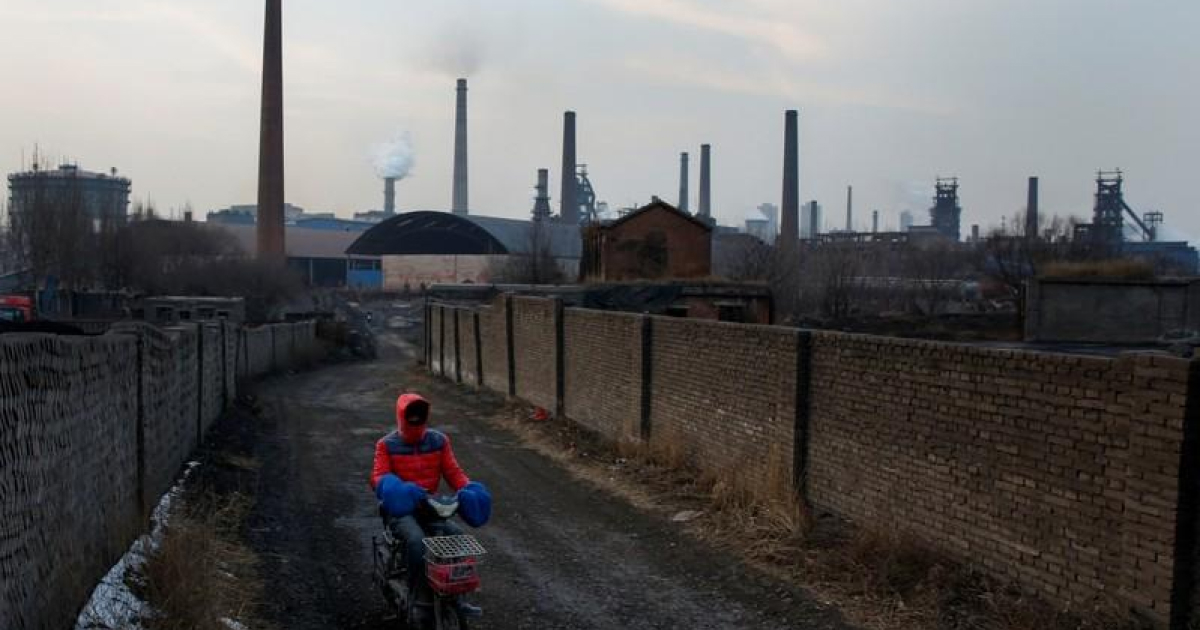 Китай Хэбэй перенес сроки сокращения сталелитейных мощностей на конец октября © reuters.com