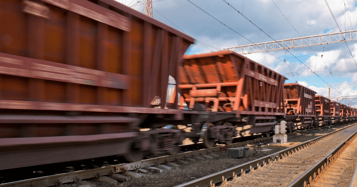 Железнодорожные перевозки руды за 7 месяцев выросли на 4,7% (c) shutterstock.com