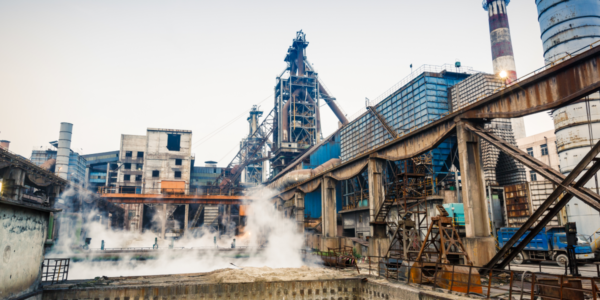 Фото – Китай ужесточил производственные ограничения по стали до 50%