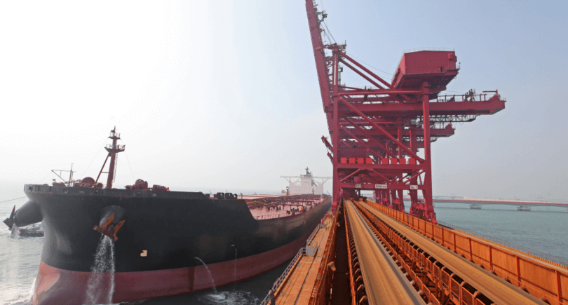 Китай впервые за четыре месяца сократил импорт железной руды (c) shutterstock.com