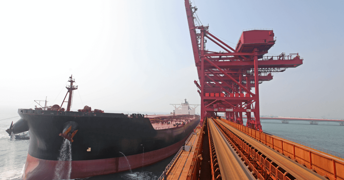 Китай впервые за четыре месяца сократил импорт железной руды (c) shutterstock.com