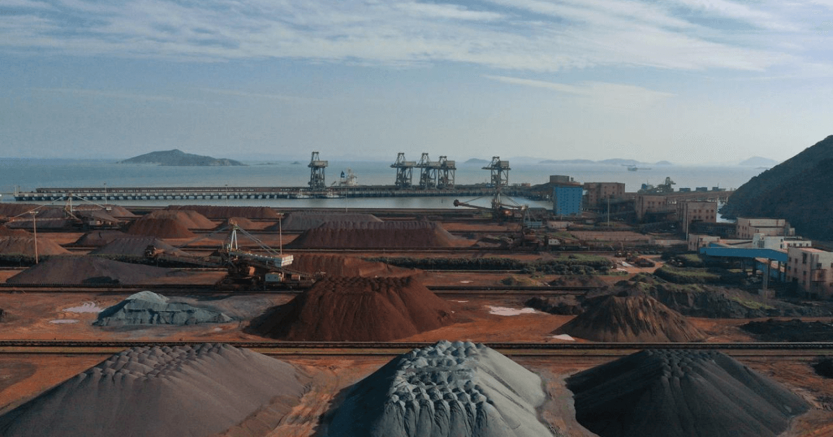 Китай сократил импорт железной руды в ноябре на 2,4% (с) reuters.com