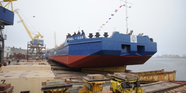 Фото – «Нибулон» спустил на воду первую из 4 барж проекта В1500