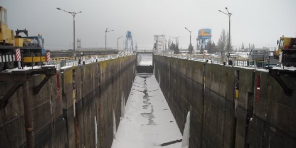Фото – Відкриття навігації Дніпром затягується через ремонт шлюзу