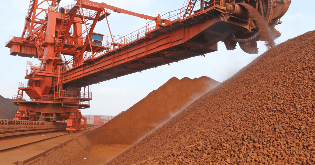 Китай сократил импорт железной руды в марте на 3,8% (c) shutterstock.com