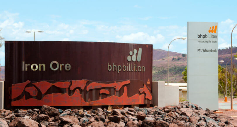 BHP впервые заключил сделку на поставку руды с помощью блокчейн (c) shutterstock.com