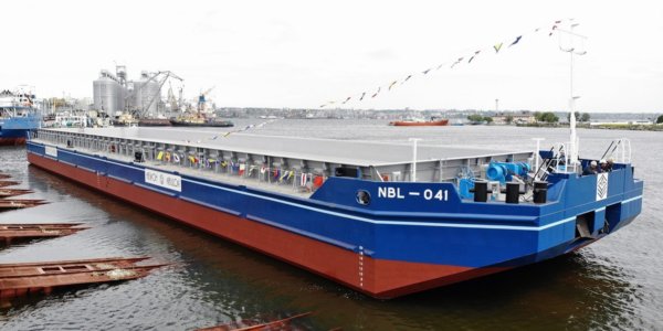 Фото – «Нибулон» спустил на воду третью из четырех барж проекта В1500