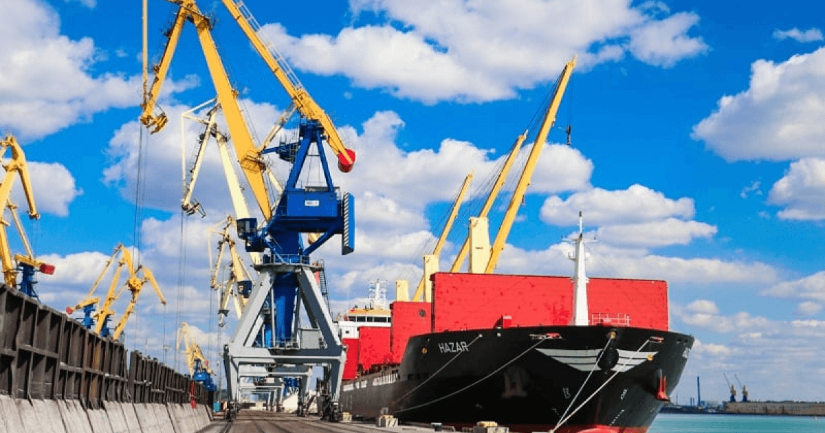 Порт «Південний» одновременно загружает три судна железорудным сырьем