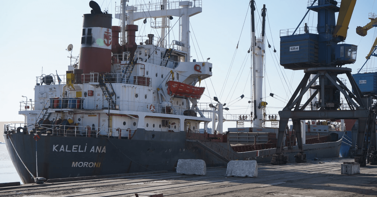 Мариупольский порт загружает более 5 тыс. т стальных рулонов в Грецию