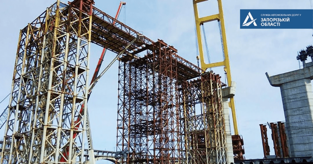 Плавкран использовал 1,6 тыс. т металлоконструкций для моста в Запорожье (с) facebook.com/sad.zp.com.ua