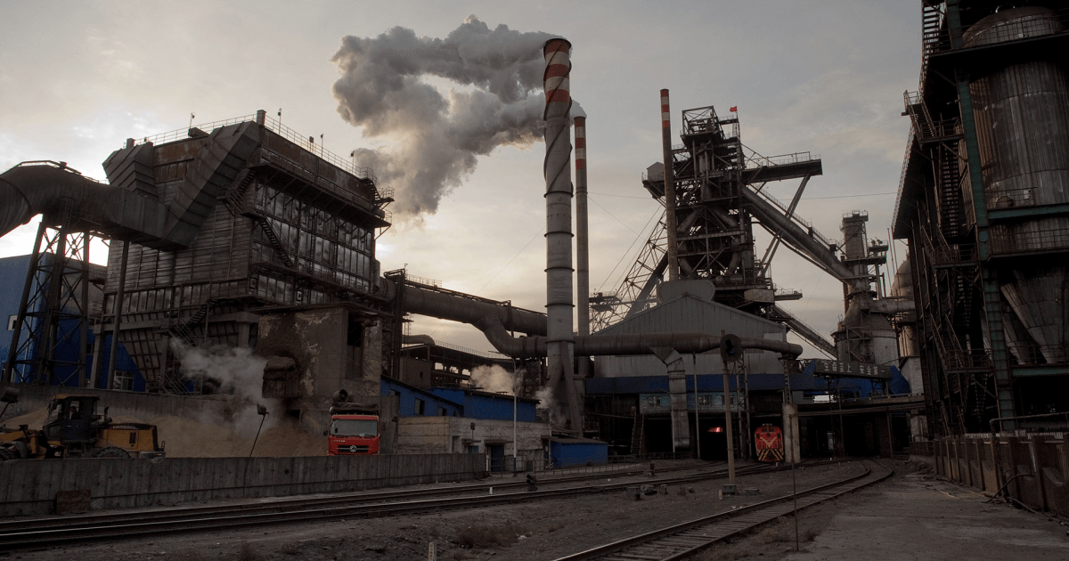 Китайские власти проводят экологическую инспекцию сталелитейных заводов (с) bloomberg.com