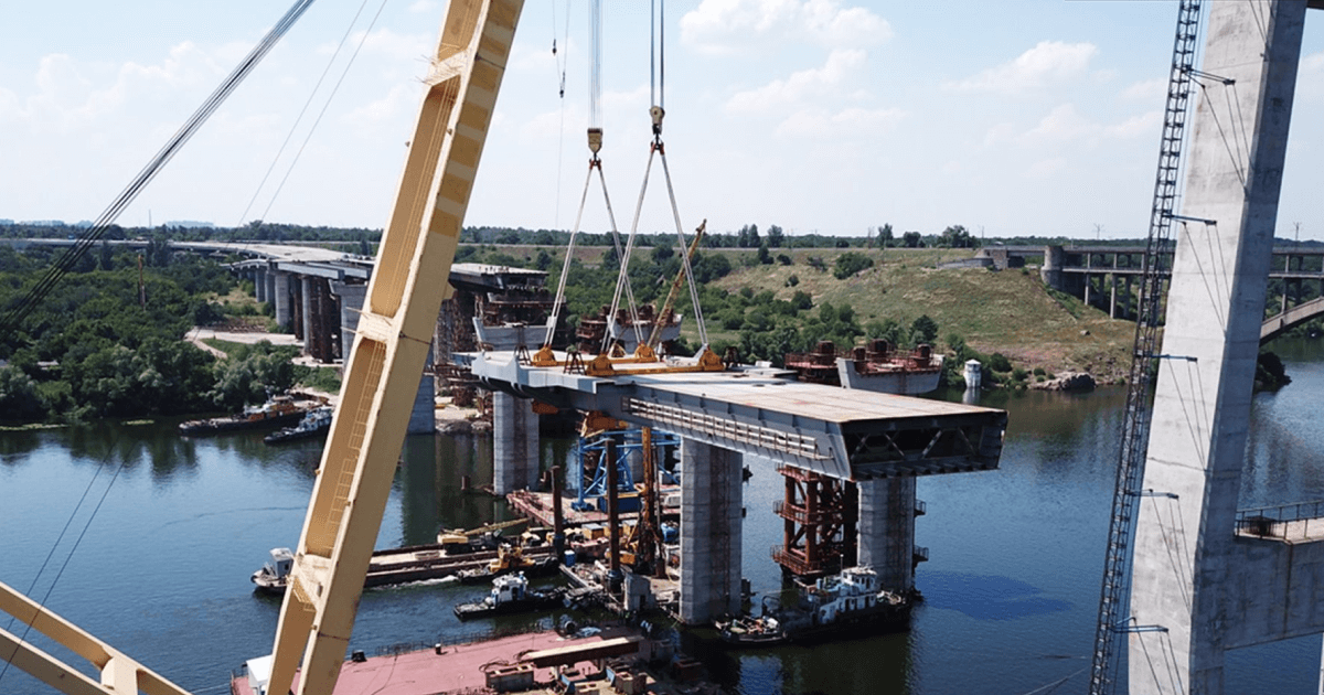 В Запорожье планируют смонтировать все секции вантового моста до конца июля