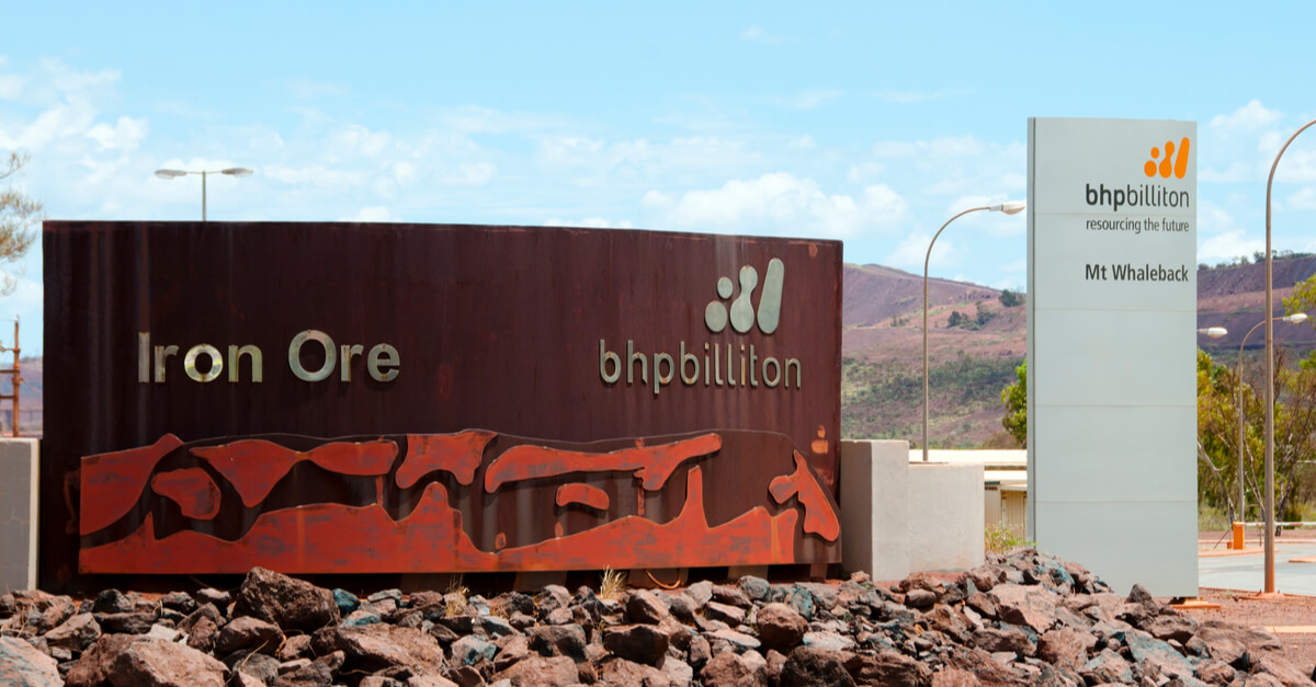 BHP в четвертом квартале сократила добычу руды на 4%