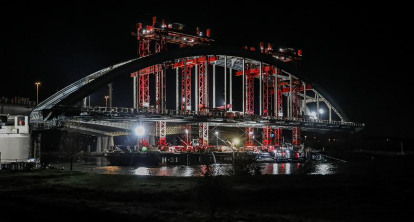 Мост через реку Лек в Нидерландах весом 5 тыс. т порежут на лом (c) theconstructionindex.co.uk