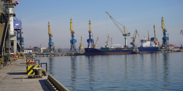 Фото – Мариупольский порт в октябре сократил перевалку металлов на 23%
