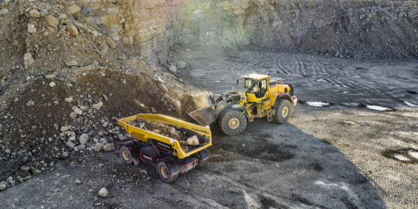 Фото – Volvo и Holcim протестируют в карьере автономные электросамосвалы