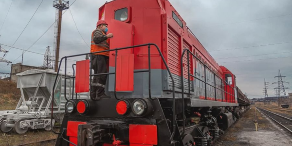 Фото – «Азовсталь» отремонтировала тепловоз ТЭМ-2УМ за 7 млн грн