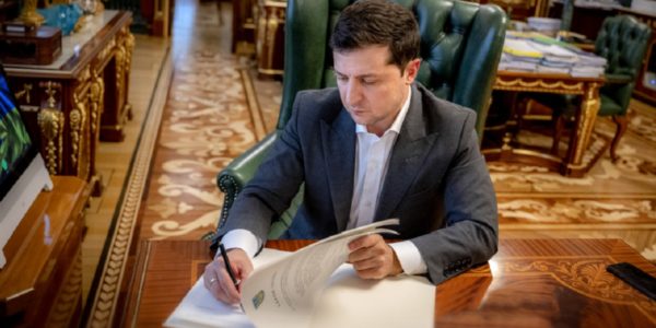 Фото – Зеленский поставил подпись под законом №5600