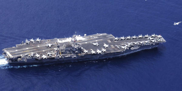 Фото – Американский авианосец USS Kitty Hawk отправился в Техас на утилизацию