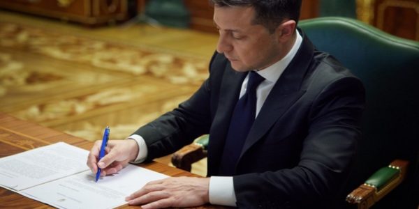 Photo – President Zelenskyi signs a law on localization in mechanical engineering
