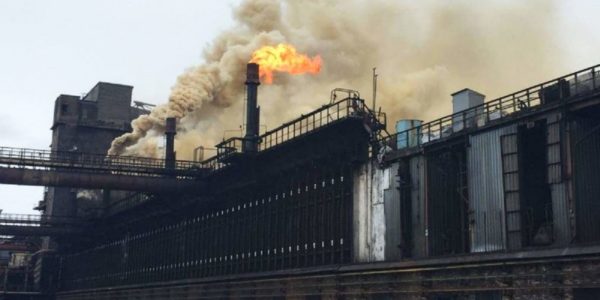 Фото – Авдеевский КХЗ подвергся массированному артобстрелу