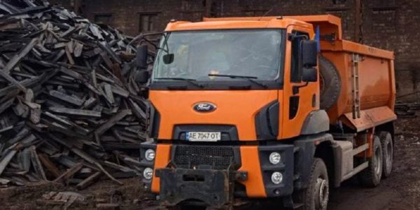Фото – ДМЗ передав 200 т металу для протитанкових їжаків