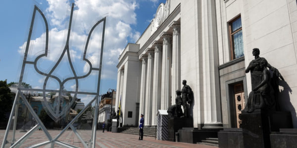 Фото – Рада продлила действие военного положения в Украине до 25 апреля