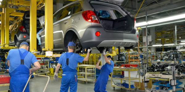 Фото – «АвтоВАЗ» решил отправить рабочих в отпуск из-за кризиса поставок