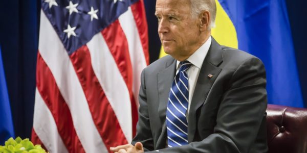 Фото – Байден подписал закон о выделении $13,6 млрд помощи Украине