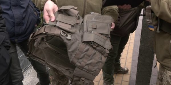 Фото – «Метинвест» передал терробороне Киевщины 450 комплектов бронежилетов