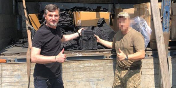 Фото – «Метінвест» передав 400 бронежилетів бійцям ЗСУ на Полтавщині