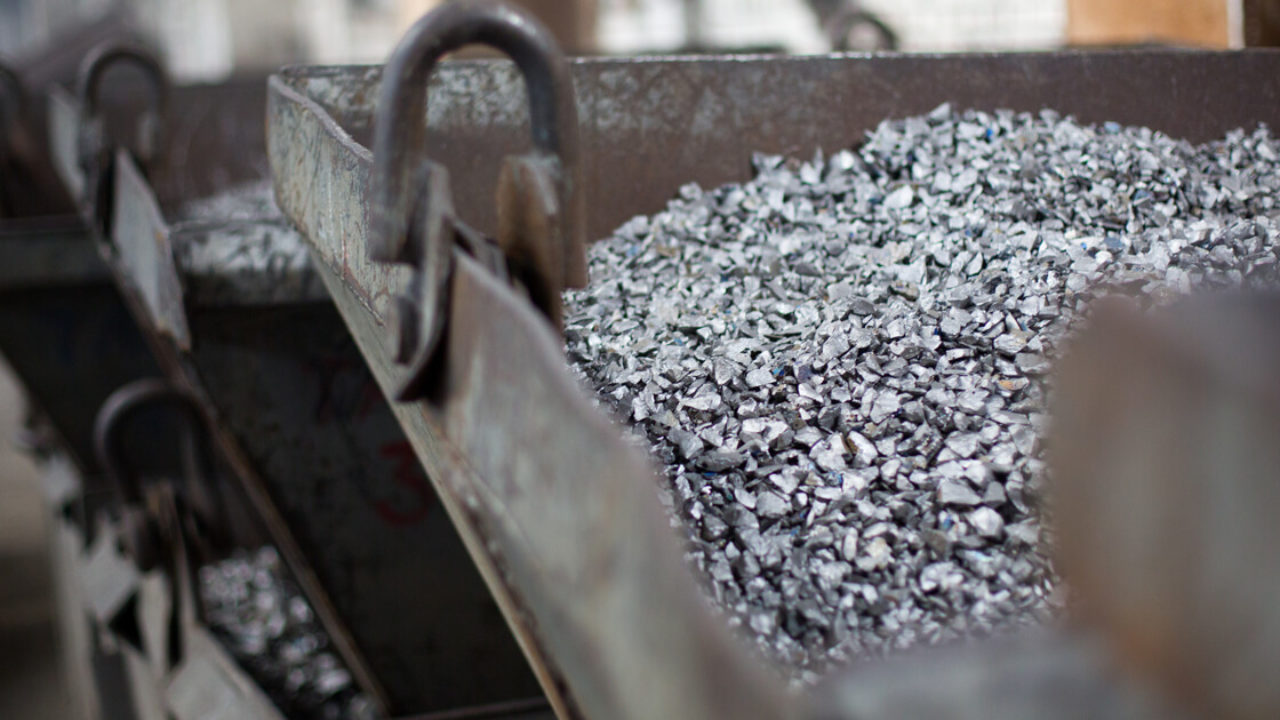 Kokraklar ortasida, ogizda onlayn Porno yulduz Bettina Kempbell