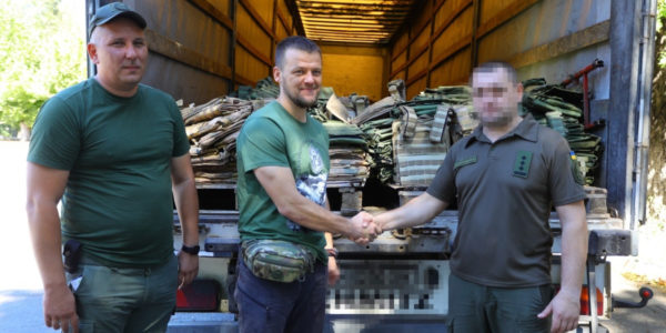 Фото – «Запоріжсталь» передала бійцям Нацгвардії ще 1,5 тис. бронежилетів