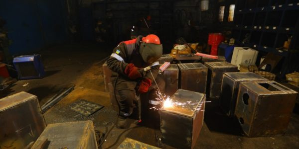 Фото – Запорізькі підприємства «Метінвесту» від початку війни виготовили 1,5 тис. буржуйок