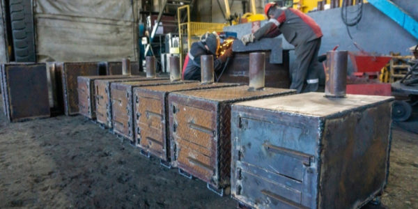 Фото – Криворізькі підприємства «Метінвесту» до кінця року виготовлять 800 пічок для ЗСУ