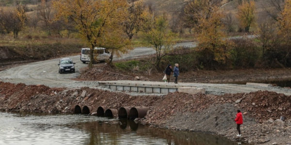 Фото – ІнГЗК допоміг збудувати дамбу через річку Інгулець у селі Андріївка