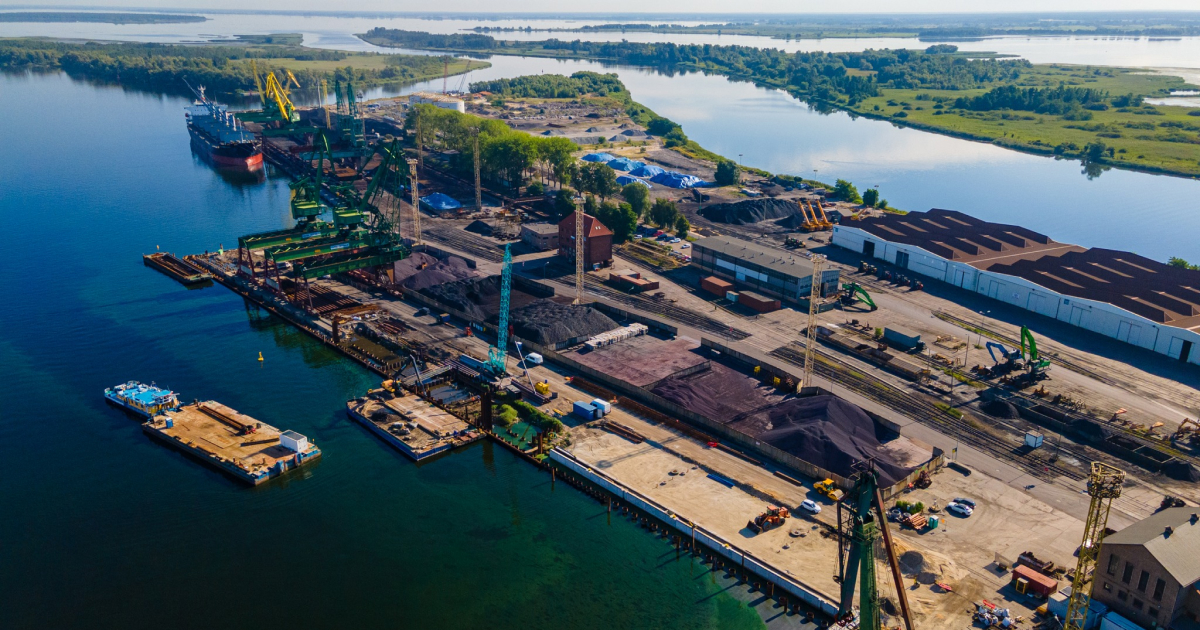 Ньюс порт. Szczecin Польша порт. Порт в Ленинградской области. Вид на прибрежную часть города Свиноуйсьце. 336 ОБРМ В Польше порт Гдыня.