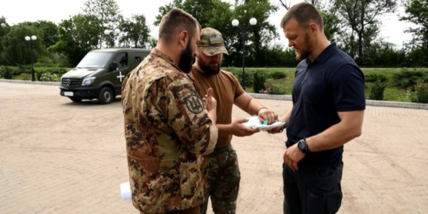 Фото – «Метинвест» передал бронированный автомобиль подразделению бригады морской пехоты