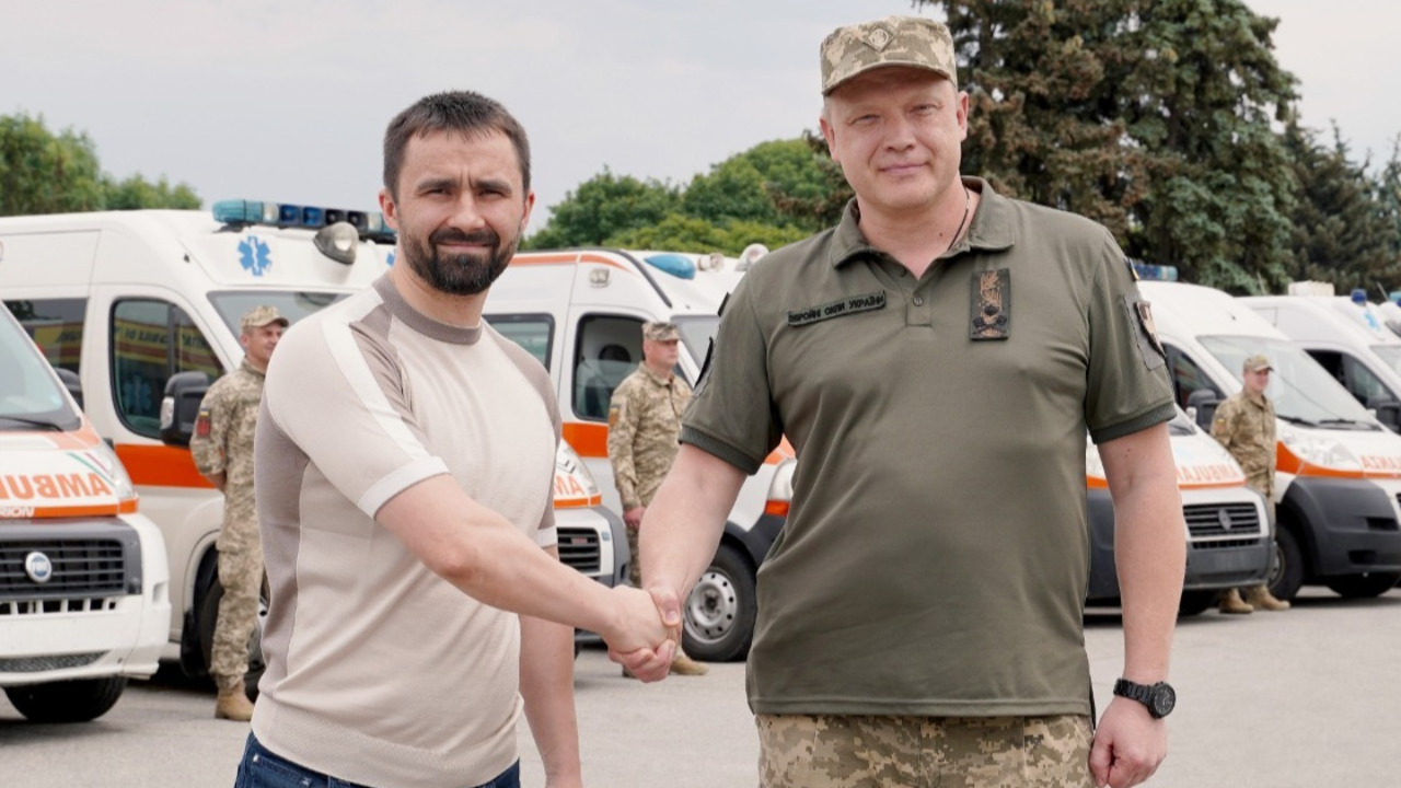 Метинвест передал медикам ВСУ 30 автомобилей скорой помощи — Война в Украине