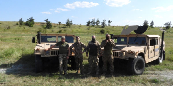 Фото – «Інтерпайп» передав військовим 2 броньованих американських Humvee
